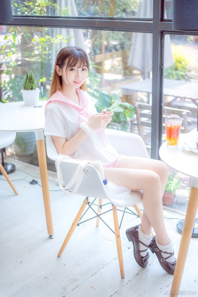 小乔没有回答，只是倔强的看向吕布。